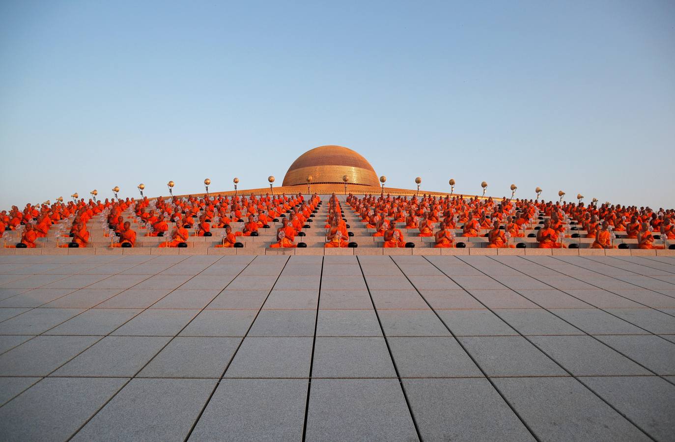 Monjes budistas rezan durante una ceremonia que conmemora el día del Magha Puja en el Templo Wat Phra Dhammakaya, en Tailandia. El Magha Puja conmemora el sermón que dio Buda nueve meses después de alcanzar la «iluminación», cuando 1.250 monjes budistas se reunieron espontáneamente para escuchar los principios del budismo. 