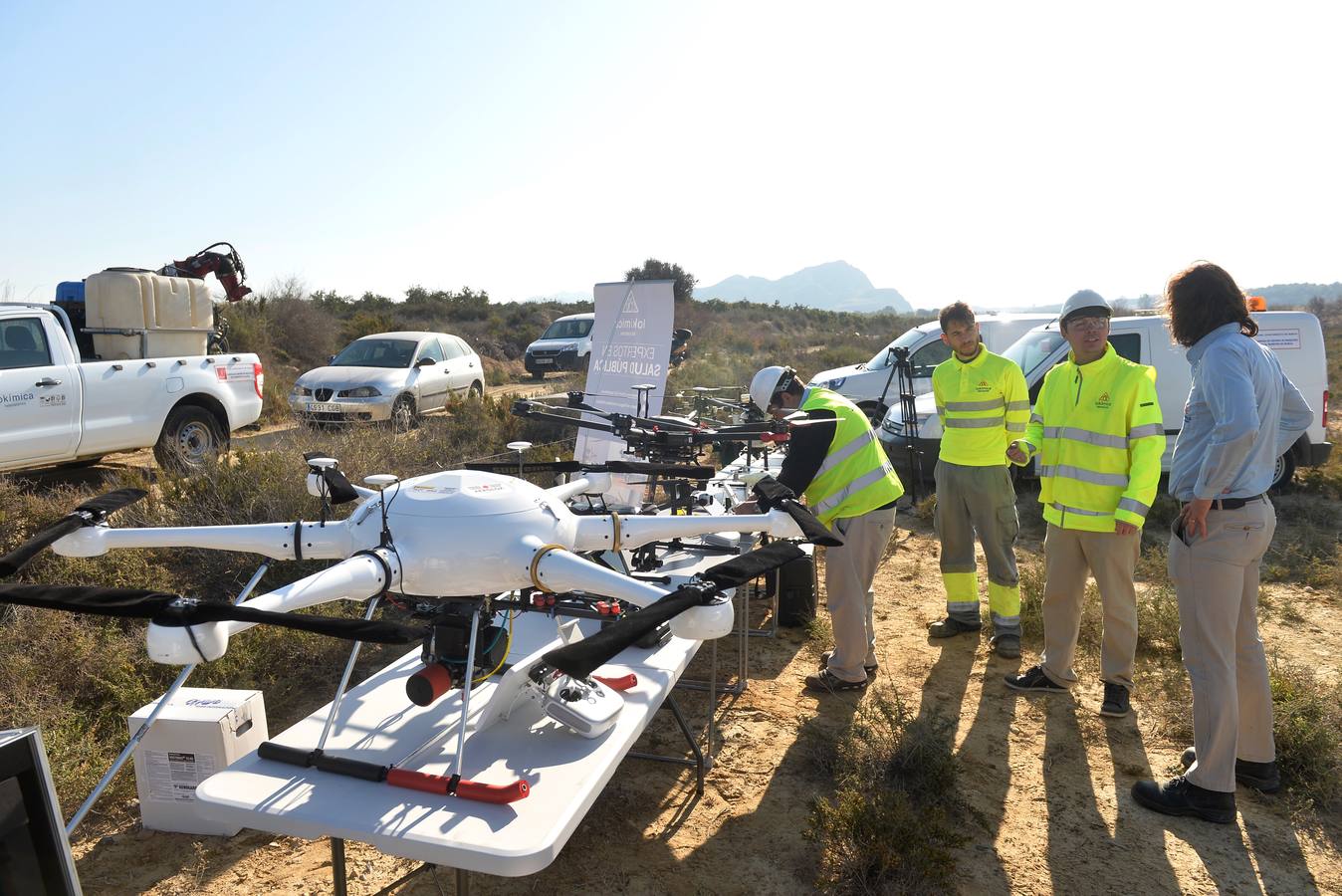 Los aparatos voladores esparcen por el agua una bacteria que impide el desarrollo biológico del 'Aedes albopictus'.