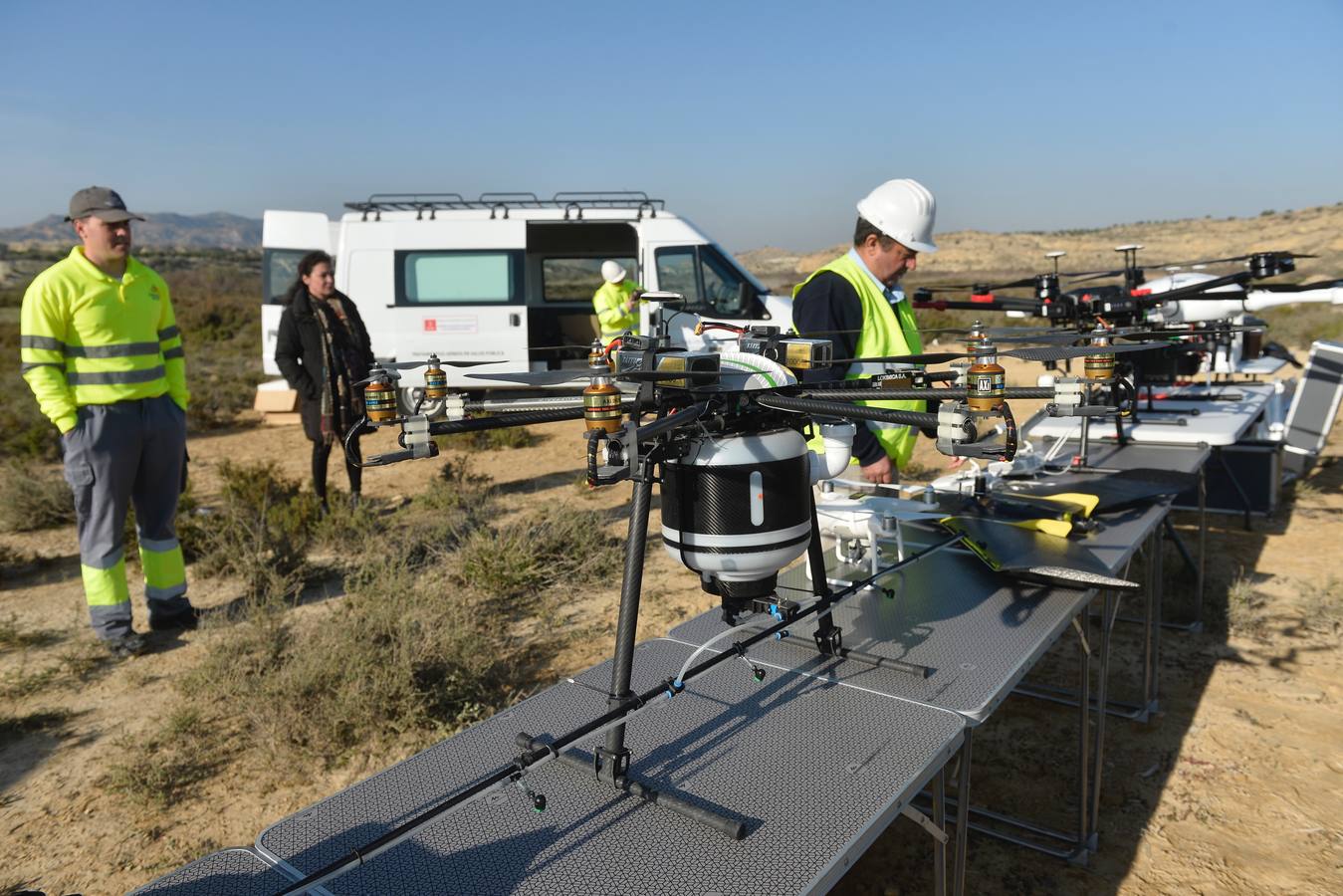 Los aparatos voladores esparcen por el agua una bacteria que impide el desarrollo biológico del 'Aedes albopictus'.