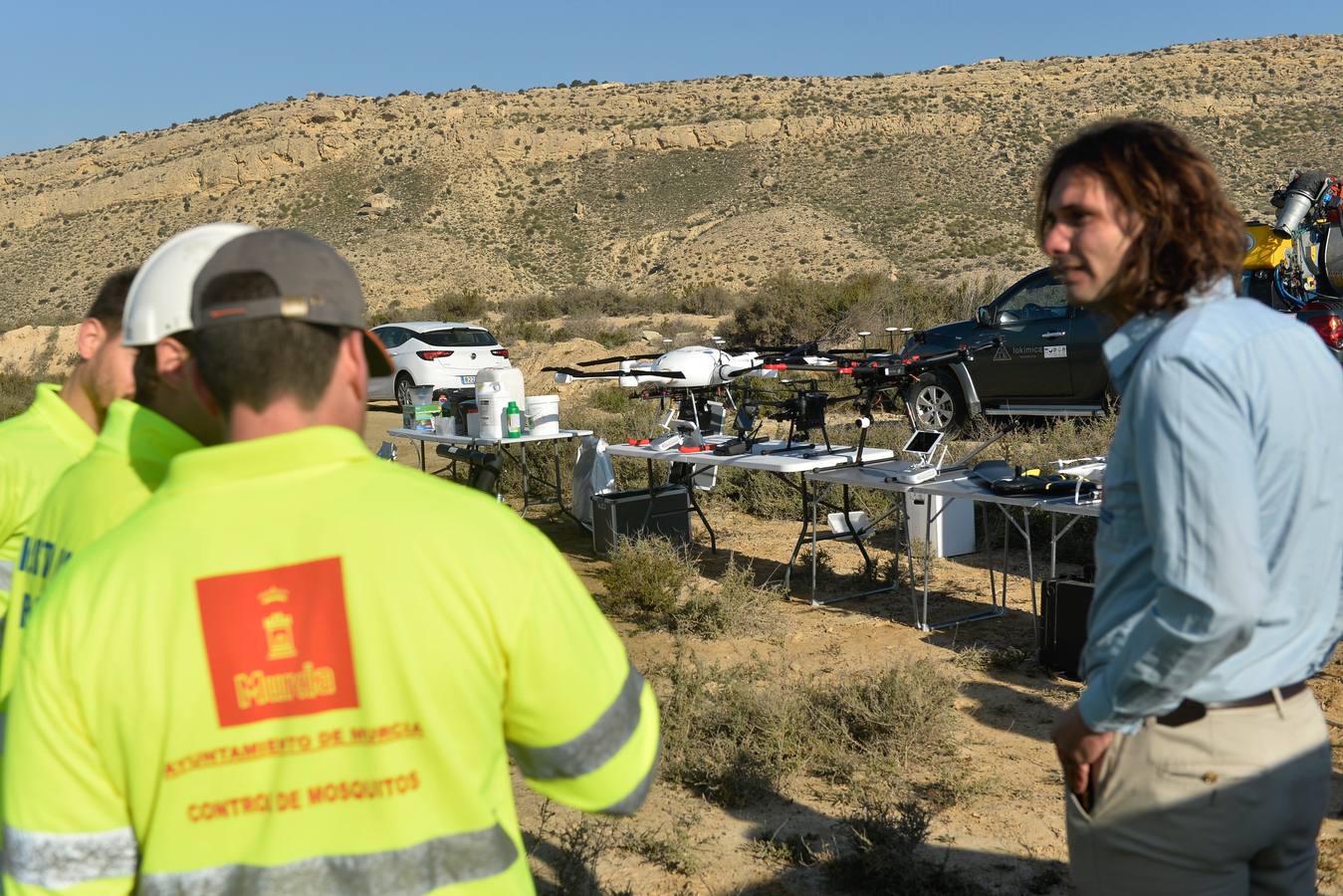 Los aparatos voladores esparcen por el agua una bacteria que impide el desarrollo biológico del 'Aedes albopictus'.
