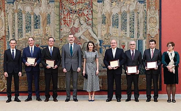 El ministro de Ciencia, Innovación y Universidades, Pedro Duque; Luis Liz Marzán; Pedro Jordano; el Rey Felipe VI; la Reina Letizia; Rafael Rebolo; Ramón López de Mántaras; y Pablo Artal. 