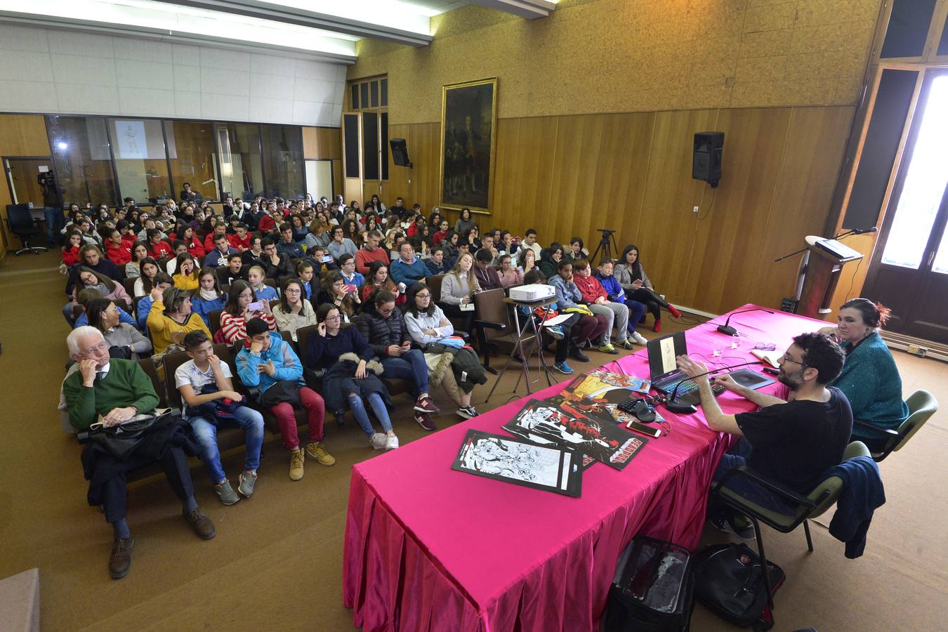 El dibujante de cómics de Marvel Salva Espín protagonizó ayer una charla enmarcada en 'Mi Periódico Digital', el concurso escolar organizado por 'La Verdad' y la Consejería de Educación, Juventud y Deportes.