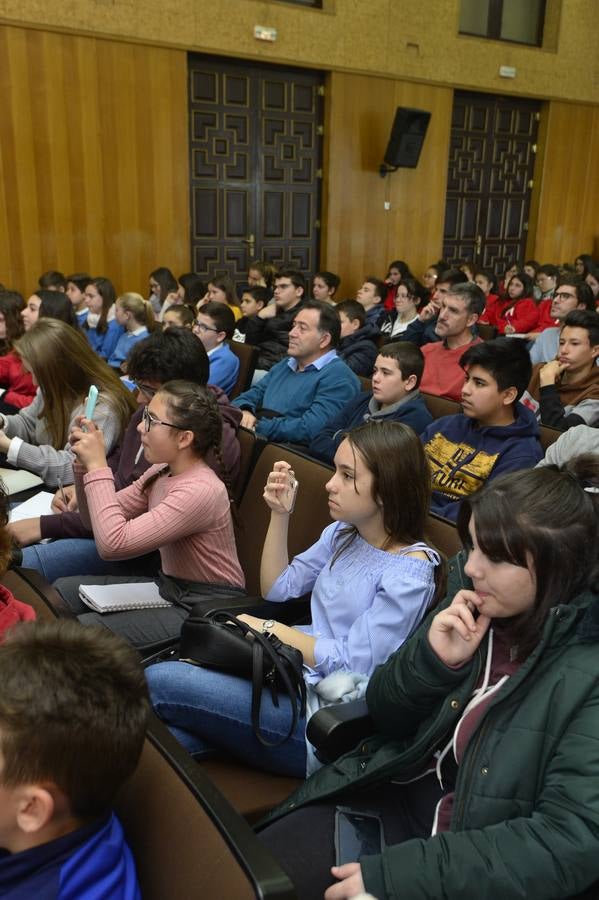 El dibujante de cómics de Marvel Salva Espín protagonizó ayer una charla enmarcada en 'Mi Periódico Digital', el concurso escolar organizado por 'La Verdad' y la Consejería de Educación, Juventud y Deportes.