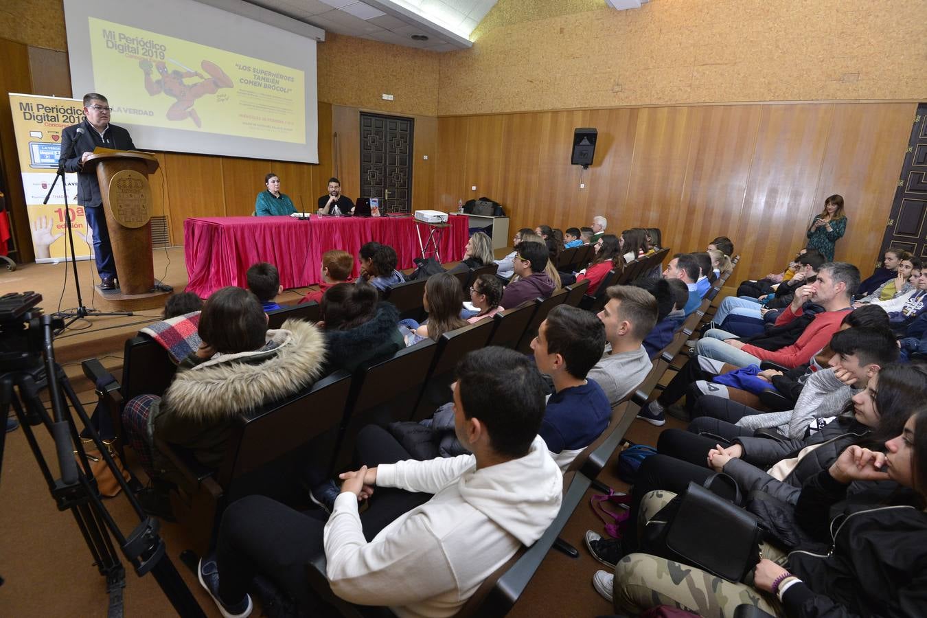 El dibujante de cómics de Marvel Salva Espín protagonizó ayer una charla enmarcada en 'Mi Periódico Digital', el concurso escolar organizado por 'La Verdad' y la Consejería de Educación, Juventud y Deportes.