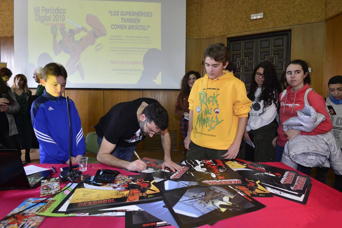 El dibujante de cómics de Marvel Salva Espín protagonizó ayer una charla enmarcada en 'Mi Periódico Digital', el concurso escolar organizado por 'La Verdad' y la Consejería de Educación, Juventud y Deportes.