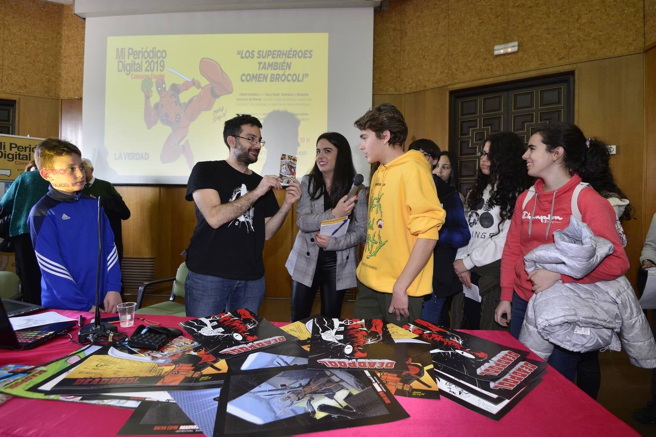 El dibujante de cómics de Marvel Salva Espín protagonizó ayer una charla enmarcada en 'Mi Periódico Digital', el concurso escolar organizado por 'La Verdad' y la Consejería de Educación, Juventud y Deportes.