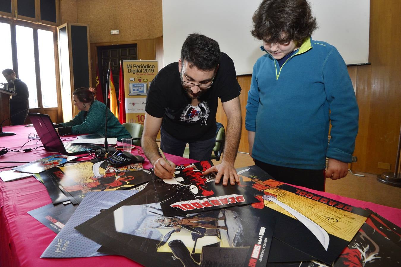 El dibujante de cómics de Marvel Salva Espín protagonizó ayer una charla enmarcada en 'Mi Periódico Digital', el concurso escolar organizado por 'La Verdad' y la Consejería de Educación, Juventud y Deportes.