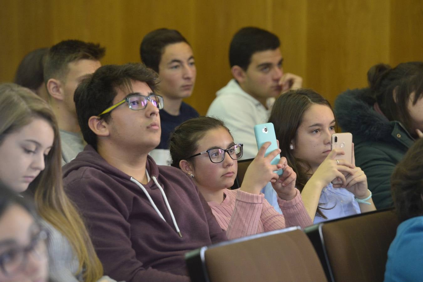 El dibujante de cómics de Marvel Salva Espín protagonizó ayer una charla enmarcada en 'Mi Periódico Digital', el concurso escolar organizado por 'La Verdad' y la Consejería de Educación, Juventud y Deportes.