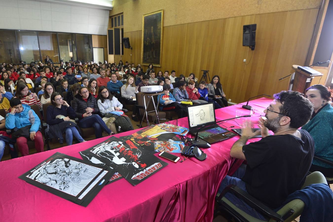 El dibujante de cómics de Marvel Salva Espín protagonizó ayer una charla enmarcada en 'Mi Periódico Digital', el concurso escolar organizado por 'La Verdad' y la Consejería de Educación, Juventud y Deportes.