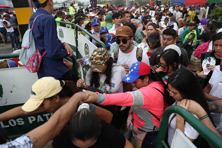 Miles de personas se reúnen en Cútcuta (Colombia), para el multitudinario concierto a favor del envío de ayuda humanitaria a Venezuela.