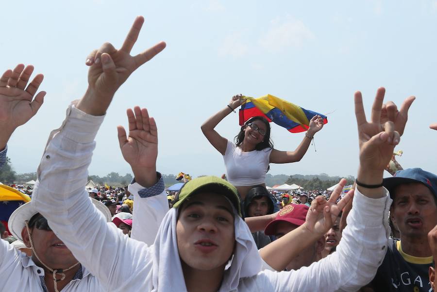 Miles de personas se reúnen en Cútcuta (Colombia), para el multitudinario concierto a favor del envío de ayuda humanitaria a Venezuela.