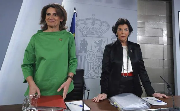 La ministra de Transición Ecológica, Teresa Ribera, y la portavoz del Gobierno, Isabel Celaá. 
