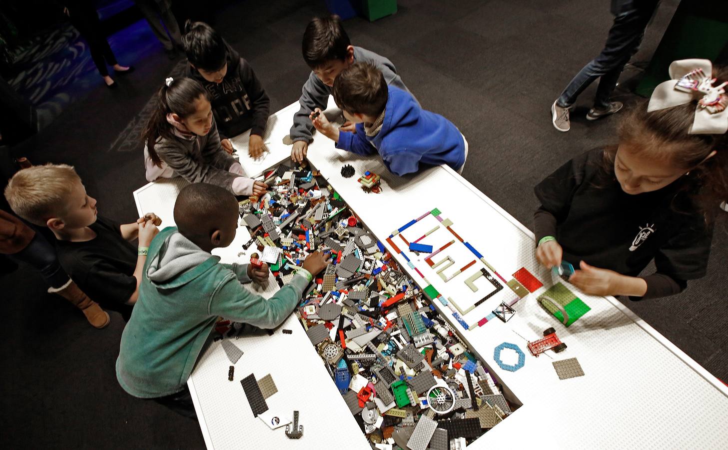 Varias personas observan las esculturas de la exposición 'The Art Of The Brick', de figuras realizadas con piezas de Lego, en el Museo de Ciencia y Naturaleza Perot en Dallas (Tx, EE.UU.). 