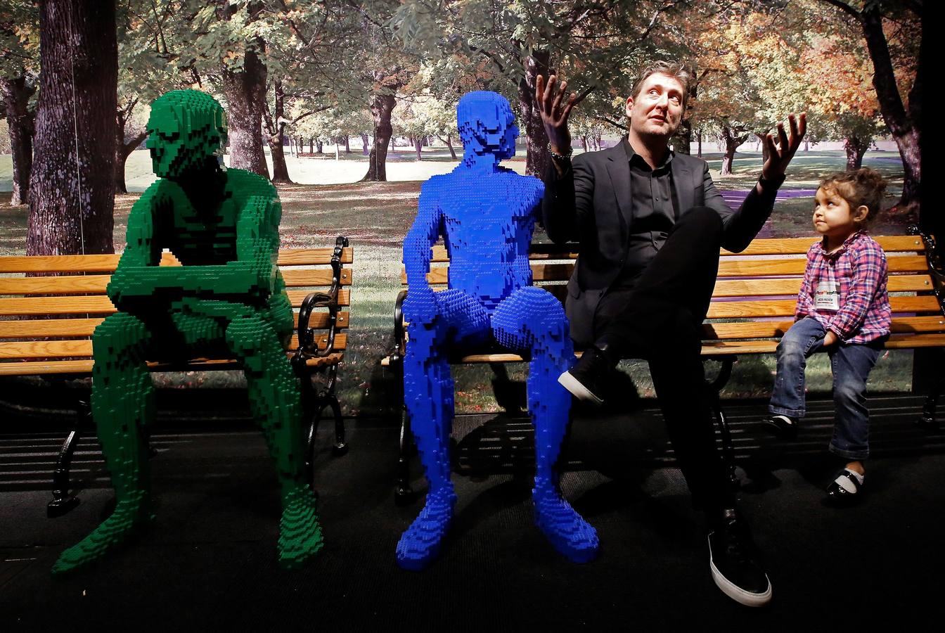 Varias personas observan las esculturas de la exposición 'The Art Of The Brick', de figuras realizadas con piezas de Lego, en el Museo de Ciencia y Naturaleza Perot en Dallas (Tx, EE.UU.). 