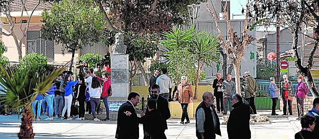 Estudiantes y otros vecinos, ayer, junto al busto de Antonete Gálvez que da nombre a la plaza de Torreagüera, que va a ser remodelada. 