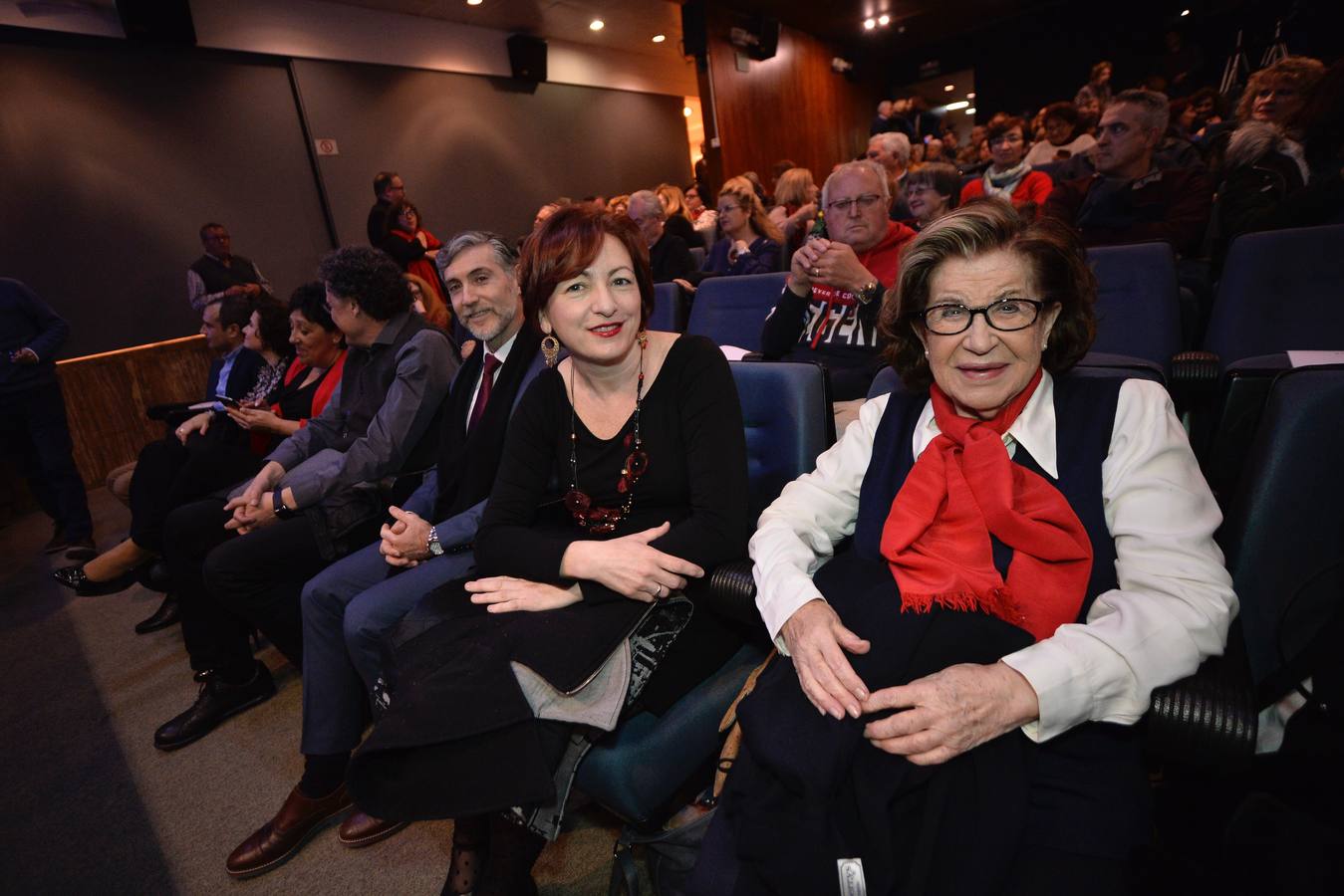 La poeta Dionisia García recibió el premio Letra Capital en la gala de la editorial MurciaLibro, que reunió anoche en el salón de actos del Aula de Cultura de Cajamurcia a sus escritores para presentar sus novedades y celebrar una mesa redonda con Miguel Ángel Hernández, José Belmonte y Manuel Moyano.