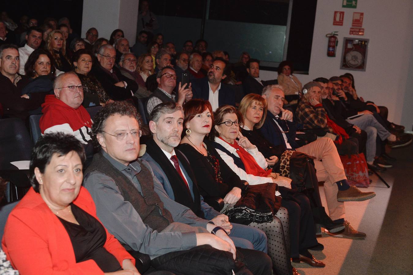 La poeta Dionisia García recibió el premio Letra Capital en la gala de la editorial MurciaLibro, que reunió anoche en el salón de actos del Aula de Cultura de Cajamurcia a sus escritores para presentar sus novedades y celebrar una mesa redonda con Miguel Ángel Hernández, José Belmonte y Manuel Moyano.