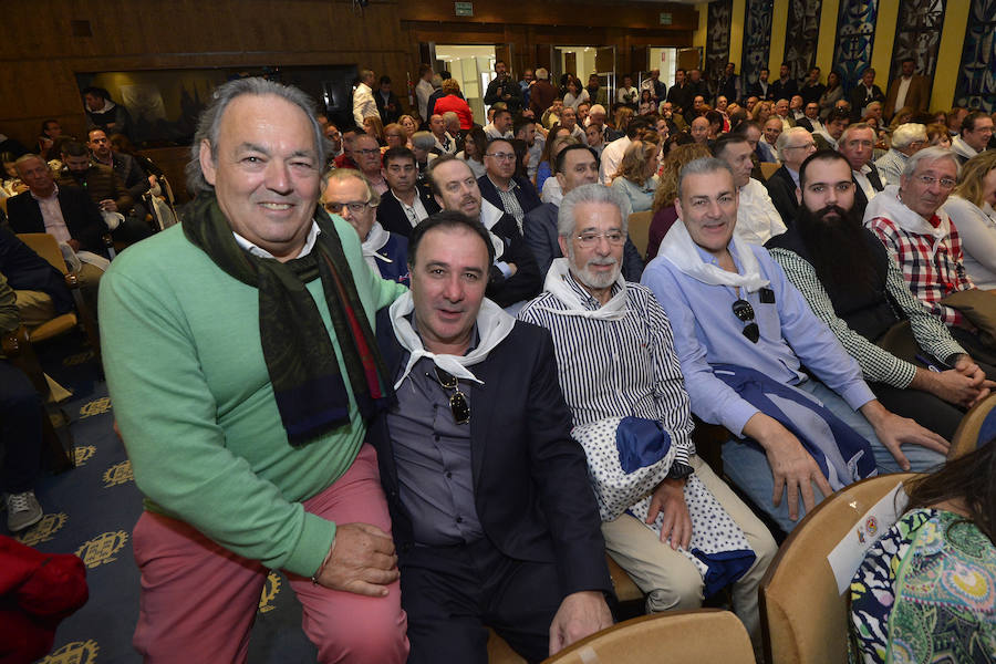 Este sábado se ha presentado el cartel del Entierro de la Sardina de 2019, en el que Sandra Díaz y Enrique Martínez serán la Doña Sardina y el Gran Pez de este año; la autora del cartel anunciador es la pintora alhameña Perla Fuertes que ha escogido como tema algo tan típico como una piñata en forma de sardina de la que caen decenas de regalos.