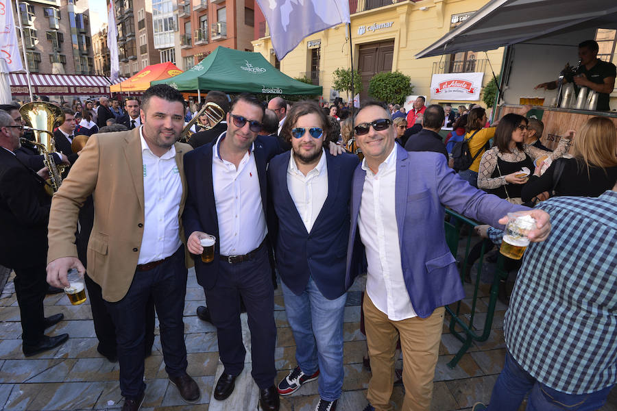 Este sábado se ha presentado el cartel del Entierro de la Sardina de 2019, en el que Sandra Díaz y Enrique Martínez serán la Doña Sardina y el Gran Pez de este año; la autora del cartel anunciador es la pintora alhameña Perla Fuertes que ha escogido como tema algo tan típico como una piñata en forma de sardina de la que caen decenas de regalos.