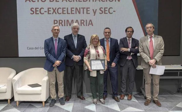 Responsables del Servicio de Cardiología del hospital Virgen de la Arrixaca recogen el reconocimiento de la Sociedad Española de Cardiología. 