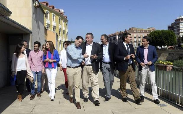 Los candidatos del PP al Congreso y el Senado para las elecciones de junio de 2016, durante el acto de su presentación en Murcia. 