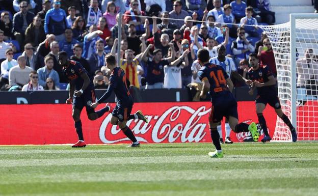 Geoffrey Kondogbia celebra el primer gol para el Valencia.