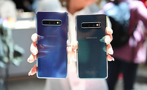 A la izquierda, el Samsung S10+ y a la derecha el S10.