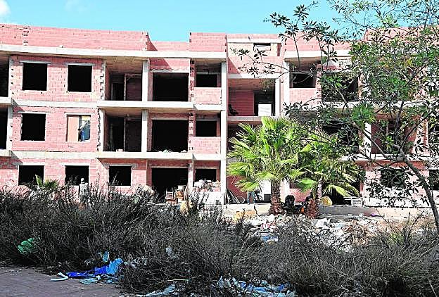 Suciedad y maleza en los alrededores del edificio abandonado en el barrio de Los Pinos. 