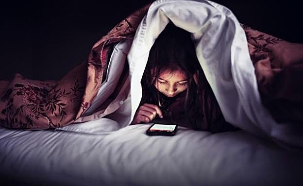 ¿Es mi hijo un adicto al móvil?