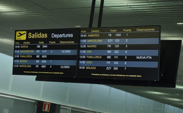 Panel informativo en el aeropuerto de Corvera.