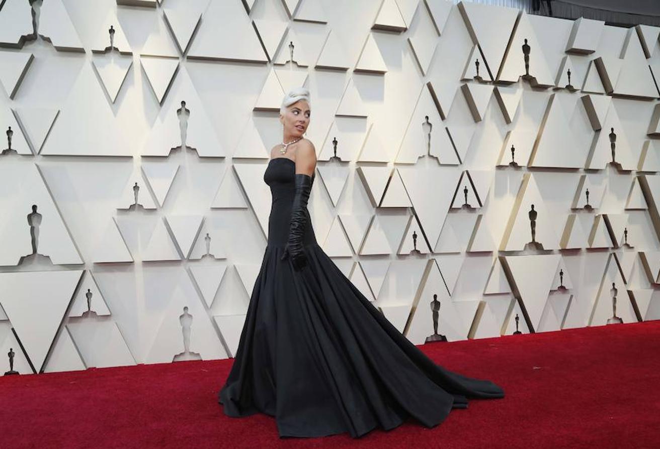 La ganadora del Oscar a mejor canción, Lady Gaga también se lleva el premio a la mejor vestida de la gala con este vestido negro palabra de honor de Alexander McQueen. 