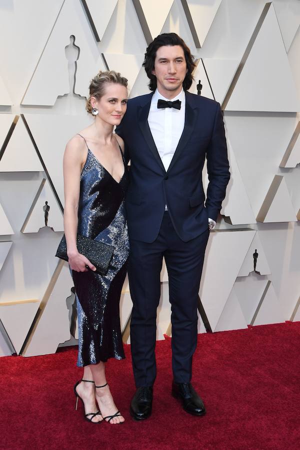 El actor Adam Driver acude junto a la actriz Joanne Tucker con un esmoquin de Dior.