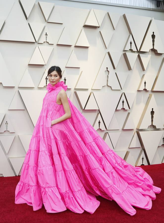 La actriz Gemma Chan arriesga con un vestido maravilloso del que parece el color de la noche, rosa fucsia. 