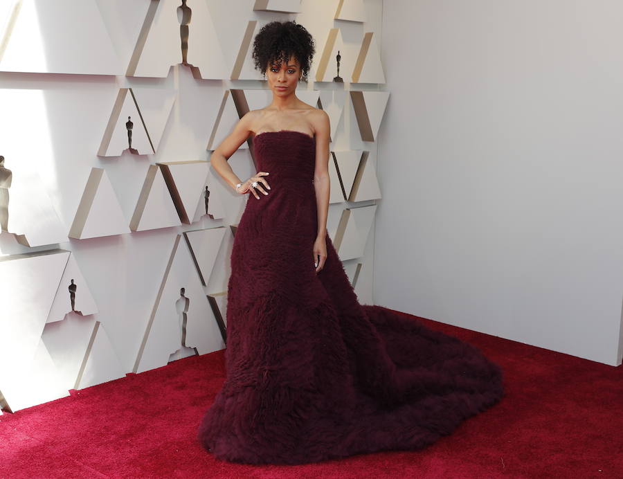 La presentadora estadounidense Zuri Hall con un vestido granate del diseñador Ong Oaj Pairam