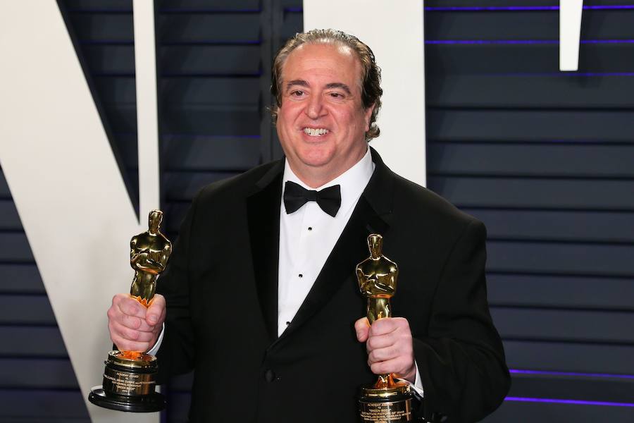 El productor estadounidense del filme 'Green Book', Nick Vallelonga, posa con sus dos estatuillas: El Oscar a La Mejor Película y el de Mejor Guión Original, durante los Premios Oscar, este domingo 24 de febrero de 2019en Hollywood, California (Estados Unidos). 