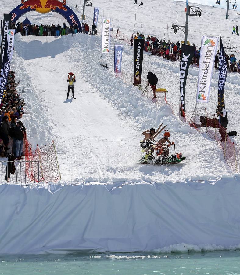 Varios participantes participan en competención Red Bull Jump and Freeze en la estación de esquí Mzaar en Kfardebian Lebanon Mountain, en Kfardebian, Líbano. Los participantes que usan trajes festivos realizan piruetas antes de meterse en un estanque con agua helada. 