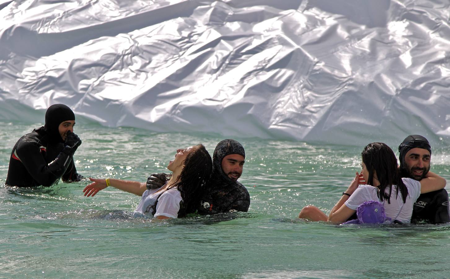 Varios participantes participan en competención Red Bull Jump and Freeze en la estación de esquí Mzaar en Kfardebian Lebanon Mountain, en Kfardebian, Líbano. Los participantes que usan trajes festivos realizan piruetas antes de meterse en un estanque con agua helada. 