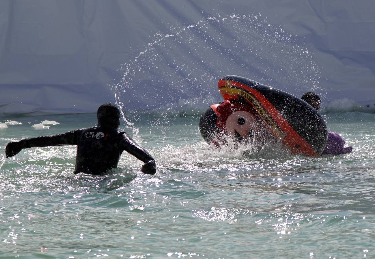 Varios participantes participan en competención Red Bull Jump and Freeze en la estación de esquí Mzaar en Kfardebian Lebanon Mountain, en Kfardebian, Líbano. Los participantes que usan trajes festivos realizan piruetas antes de meterse en un estanque con agua helada. 