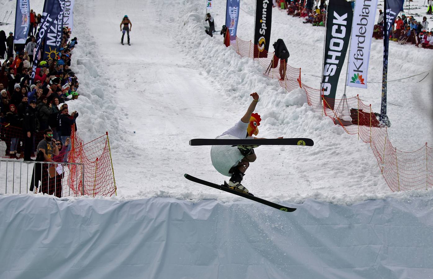 Varios participantes participan en competención Red Bull Jump and Freeze en la estación de esquí Mzaar en Kfardebian Lebanon Mountain, en Kfardebian, Líbano. Los participantes que usan trajes festivos realizan piruetas antes de meterse en un estanque con agua helada. 