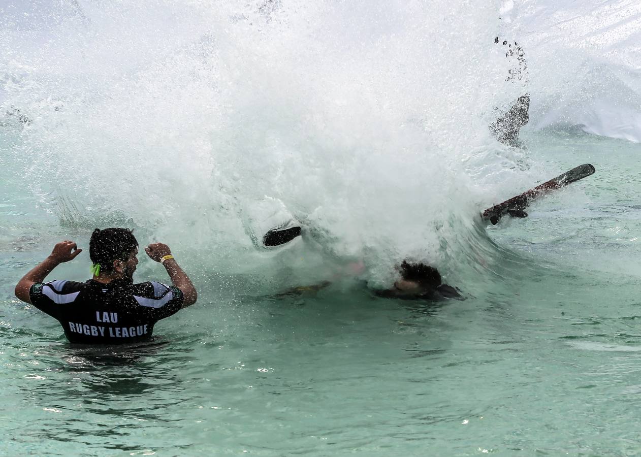 Varios participantes participan en competención Red Bull Jump and Freeze en la estación de esquí Mzaar en Kfardebian Lebanon Mountain, en Kfardebian, Líbano. Los participantes que usan trajes festivos realizan piruetas antes de meterse en un estanque con agua helada. 