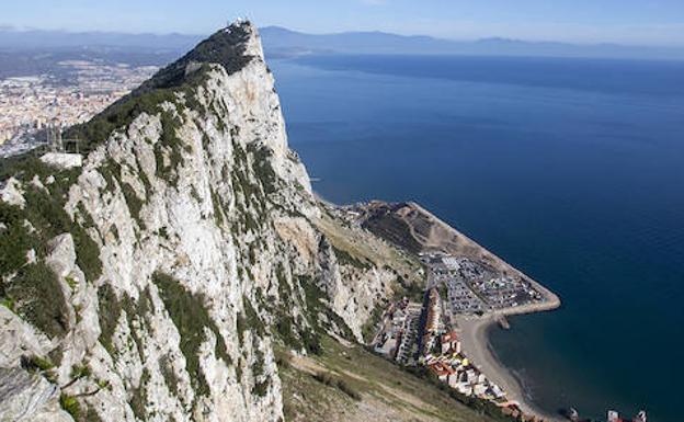 Trabajos de relleno para construir viviendas en el Peñón de Gibraltar.