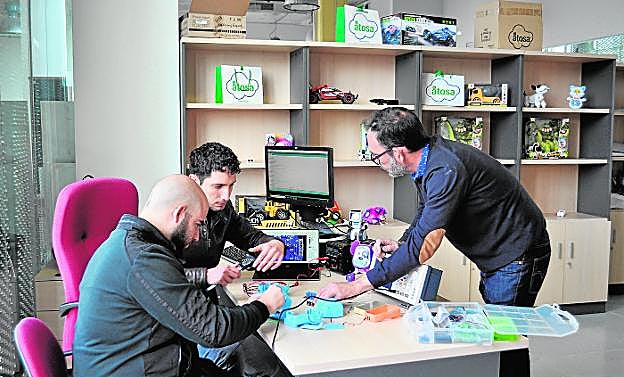 El equipo de la Cátedra UPCT-Atosa, trabajando en los prototipos. 