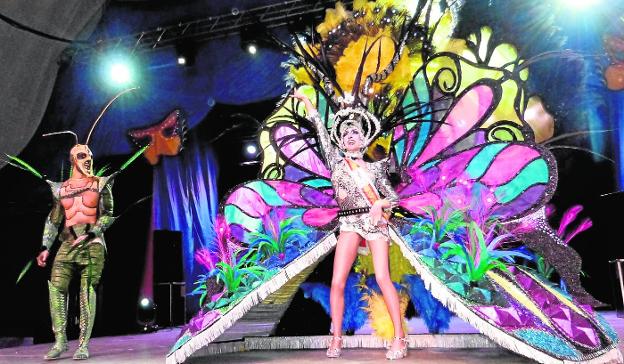 La pasada Reina del Carnaval, bailando en la edición del pasado año. Arriba, imagen de desfile en Santiago de la Ribera. Ayto. San Javier.