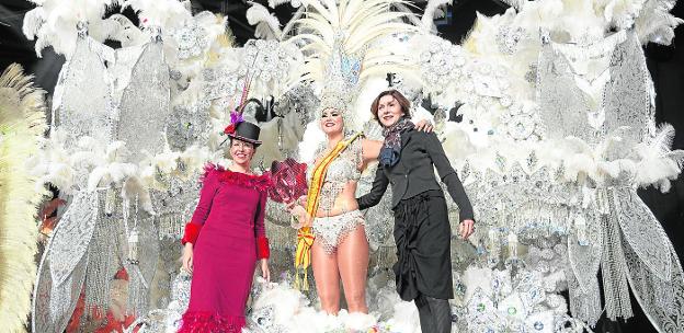 La alcaldesa e Isabel Oliver junto a Lara Varela, Reina del Carnaval 2019, de la comparsa Salgueiro. Abajo, el edil de Cultura y Castejón con Osiris, ganadora Drag Queen. Ayto.