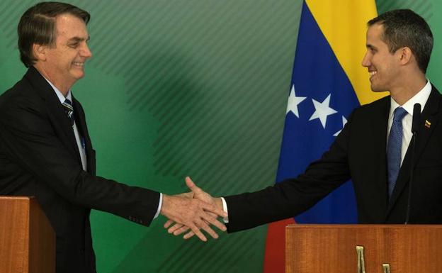 Jair Bolsonao (i) saluda a Juan Gauidó
