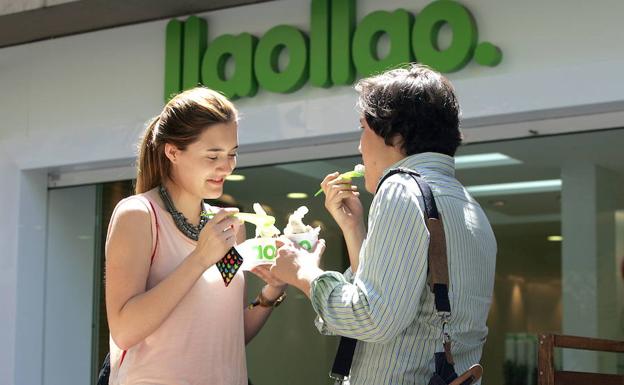 Dos clientes disfrutan de un helado de Llaollao.