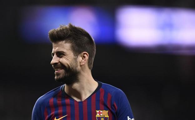 Gerard Piqué sonríe en el Santiago Bernabéu. 