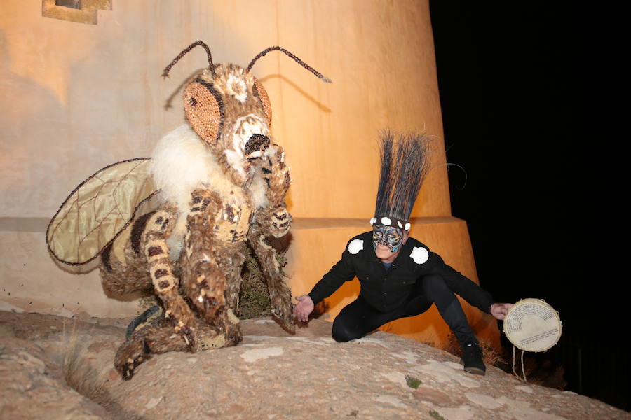 Cristina Moreno encarnó a la bestia de las fiestas del Carnaval con un traje que simulaba una abeja y acompañada por un séquito de setenta apicultores