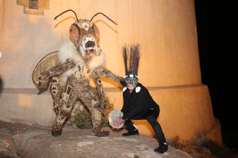 Cristina Moreno encarnó a la bestia de las fiestas del Carnaval con un traje que simulaba una abeja y acompañada por un séquito de setenta apicultores