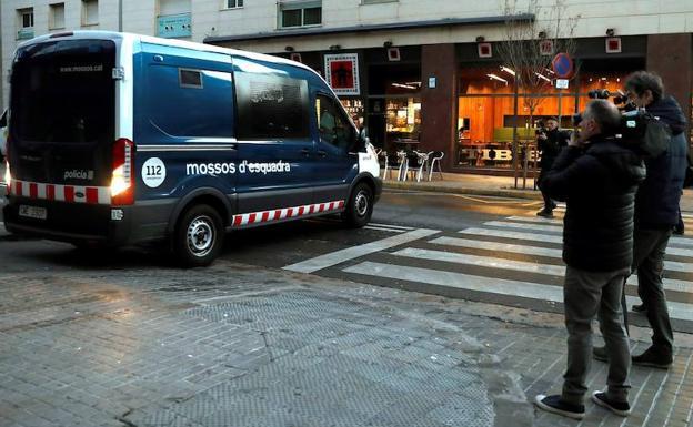 Los detenidos por la presunta violación múltiple en Sabadell (Barcelona) llegan en un furgón de los Mossos d'Esquadra a los juzgados de Sabadell.